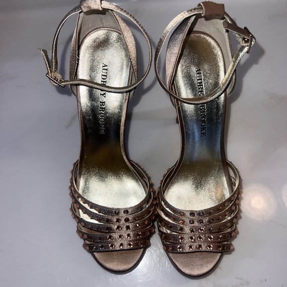 Scrappy, sparkle heel. Size 8 - Picture 6 of 7